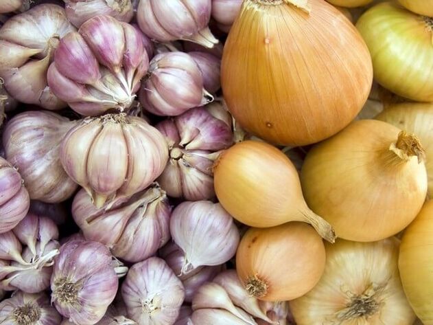 Frische Zwiebeln und Knoblauch, um Würmer loszuwerden